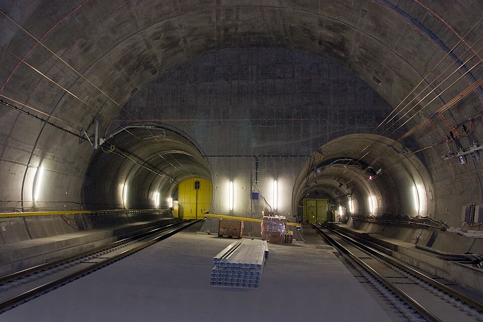 prelazna tacka faido u gotthard baznom tunelu tokom izgradnje sa zutim vratima za sprecavanje promaje