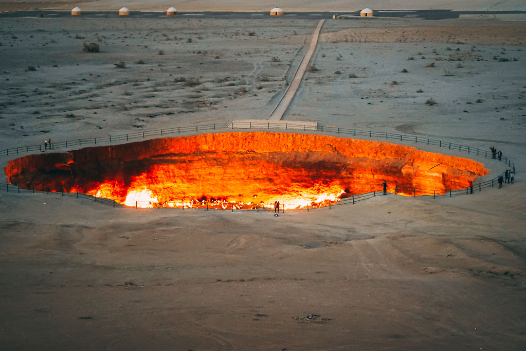 Pogled iz vazduha na masivni, užareni Gasni krater Darvaza usred prostrane pustinje Karakum, Turkmenistan