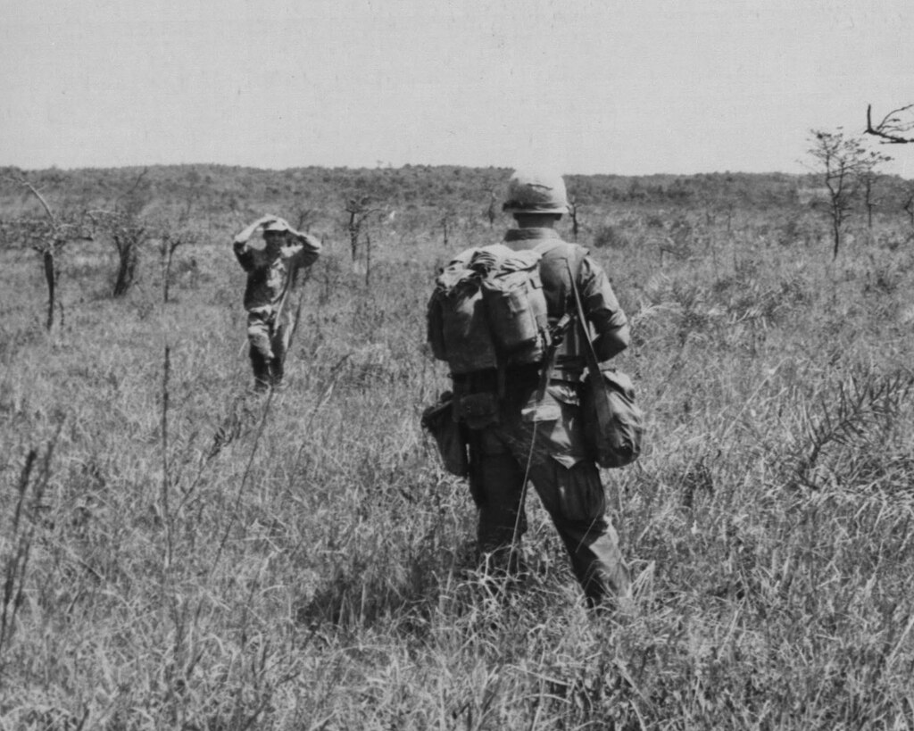 Vijetnamski vojnik koji se predaje u ratu u Vijetnamu