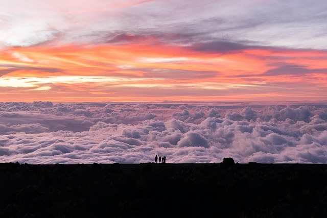 Intenzivno zvezdano nebo i Mlečni put iznad opservatorija na vrhu vulkana Mauna Kea na Havajima.